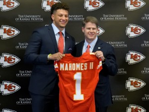 cropped_2017-04-28T232338Z_315351639_NOCID_RTRMADP_3_NFL-KANSAS-CITY-CHIEFS-PATRICK-MAHOMES-PRESS-CONFERENCE